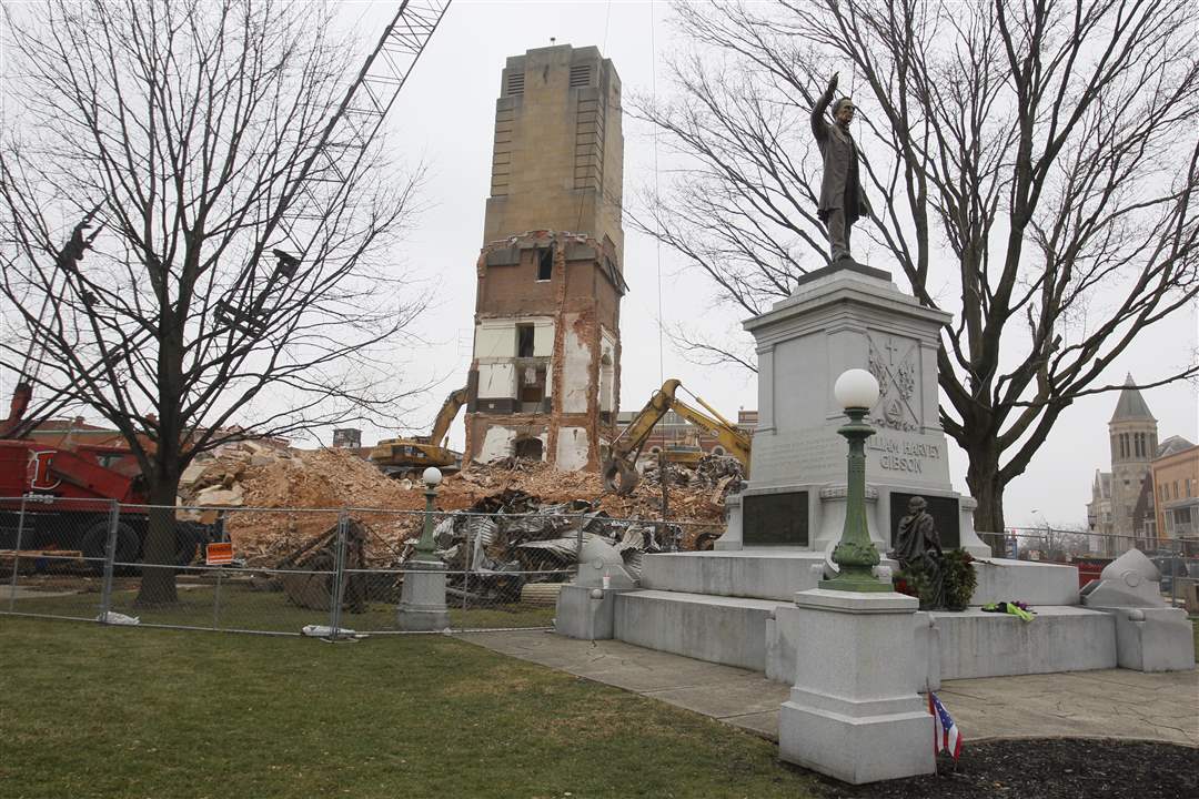 statue-demolition-1-25