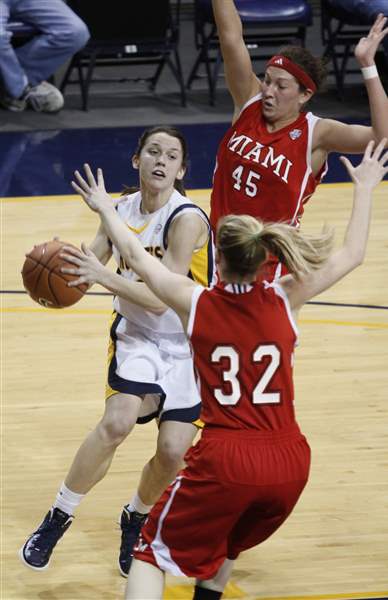 Toledo-Rockets-Courtney-Ingersoll-drives-between-Miami-defenders-Kirsten-Olowinski-Hannah-Robertson
