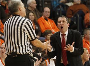 Bowling Green women's coach Curt Miller disputes a call on Sunday. He later suffered a mild stroke, which was diagnosed on Thursday.