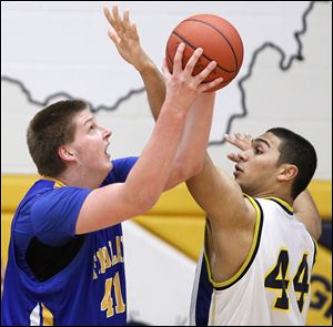 Findlay's C.J. Gettys (41) goes to the net against Whitmer's Chris Wormley (44).