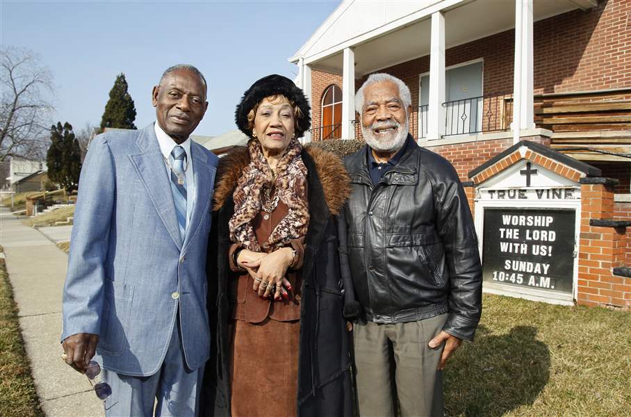 Robert-Harris-Bellzora-Duhart-and-Norman-Bell-gather-outside