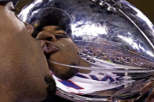 Devin-Thomas-kisses-Vince-Lombardi-Trophy