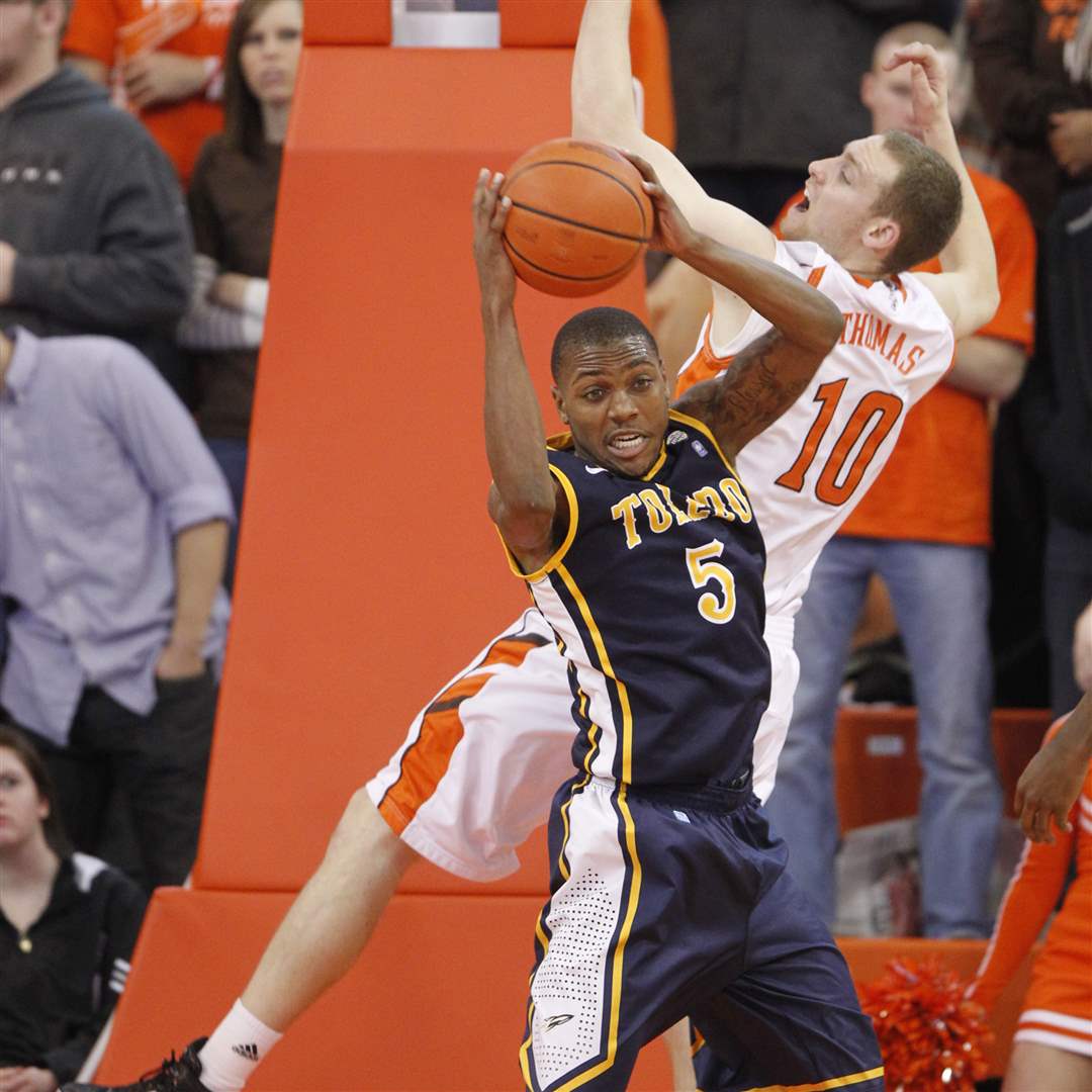 UT-player-Rian-Pearson-gets-a-rebound