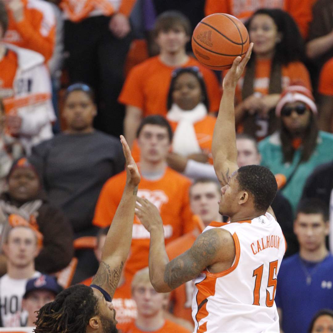 BGSU-player-A-uston-Calhoun-shoots-over-UT-s-Reese-Holliday