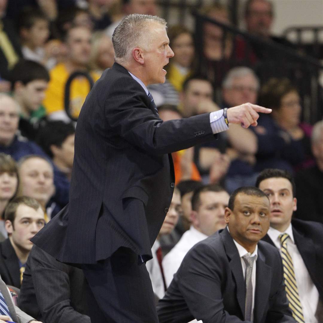 UT-head-coach-Tod-Kowalczyk-shouts-instructions-to-his-team