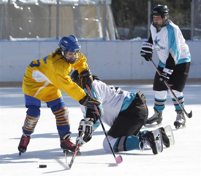 Young-hockey-stars-fans-light-up-Ottawa-Park-rink