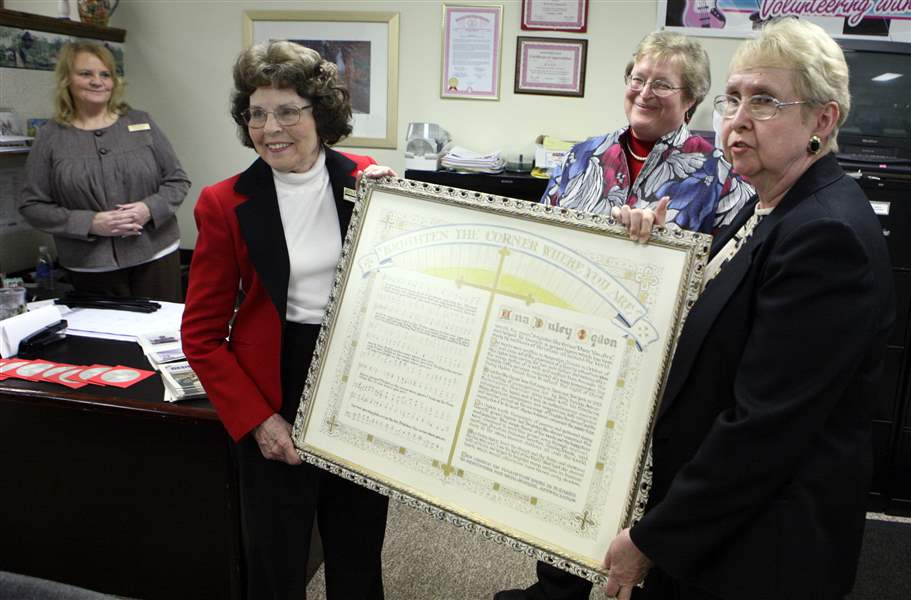 Preservationists-given-plaque-for-cabin