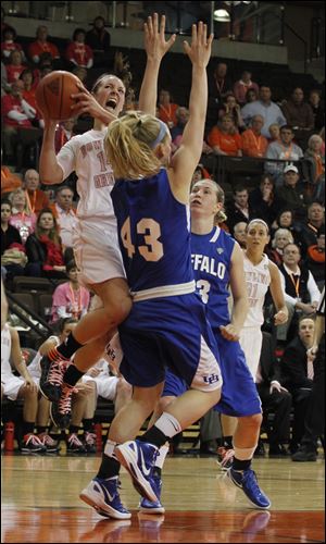 Jessica Slagle, who led Bowling Green with 10 points, shoots over Buffalo's Rachel Bantelman in Wednesday night's game.
