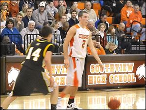 Southview senior Jordan Hunt, right, led the Cougars with 15 points on Friday night.