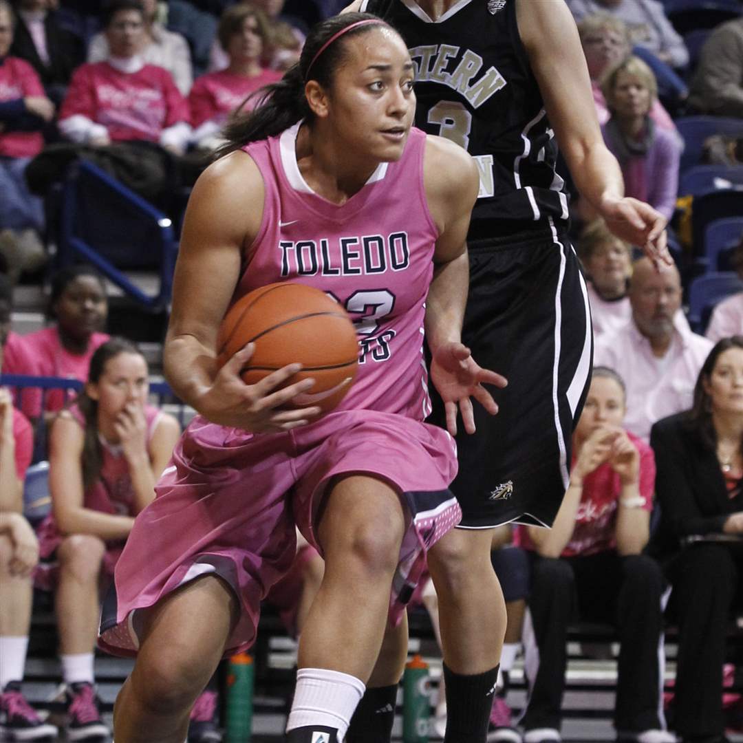 UT-s-Inma-Zanoguera-dribbles-around-WMU-s-Maria-Iaquaniello