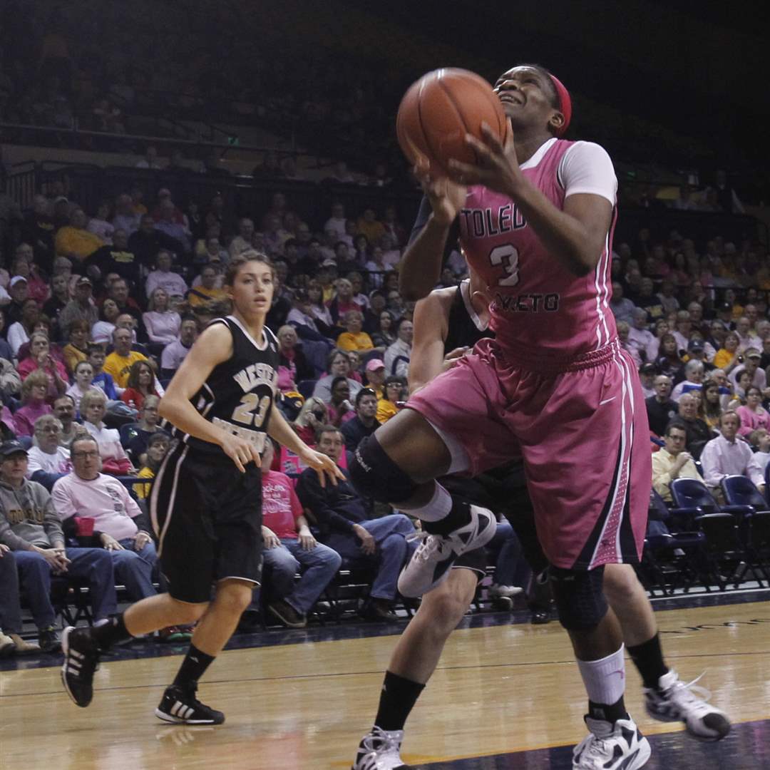 Lecretia-Smith-scores-a-buckey-for-UT