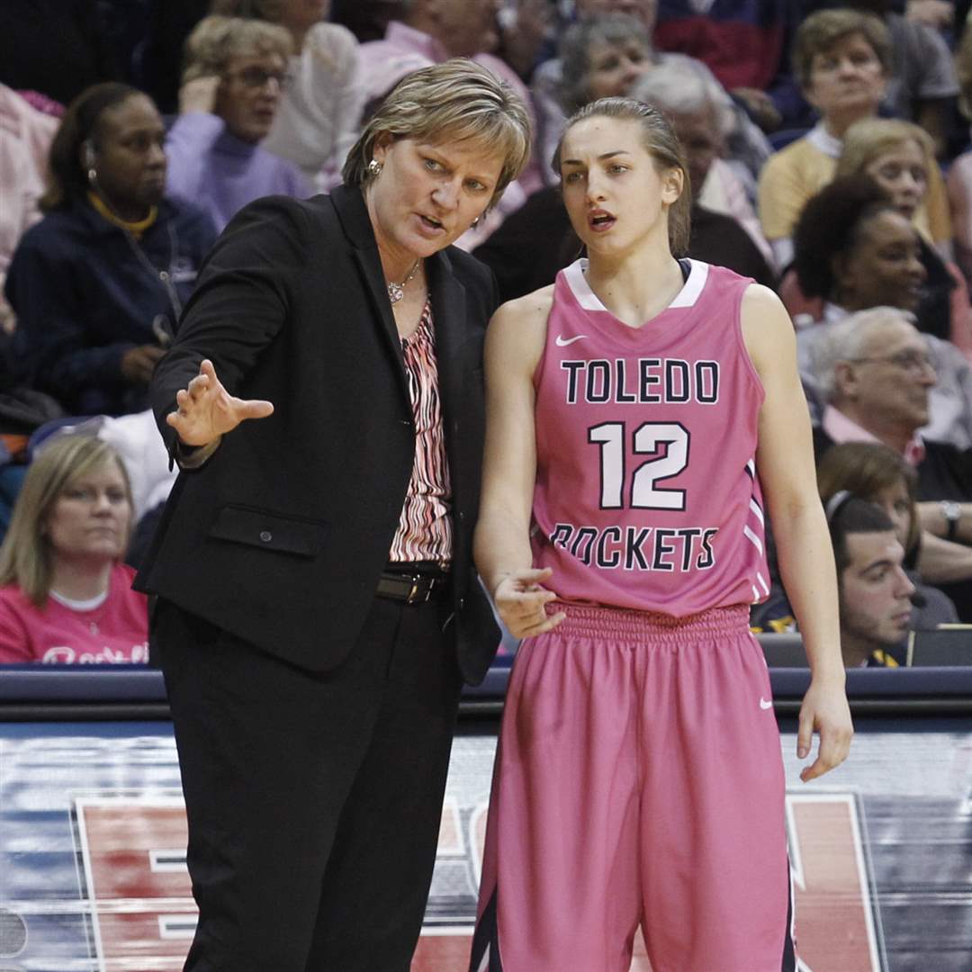 UT-head-coach-Tricia-Cullop-gives-instruction-to-Riley-McCormick