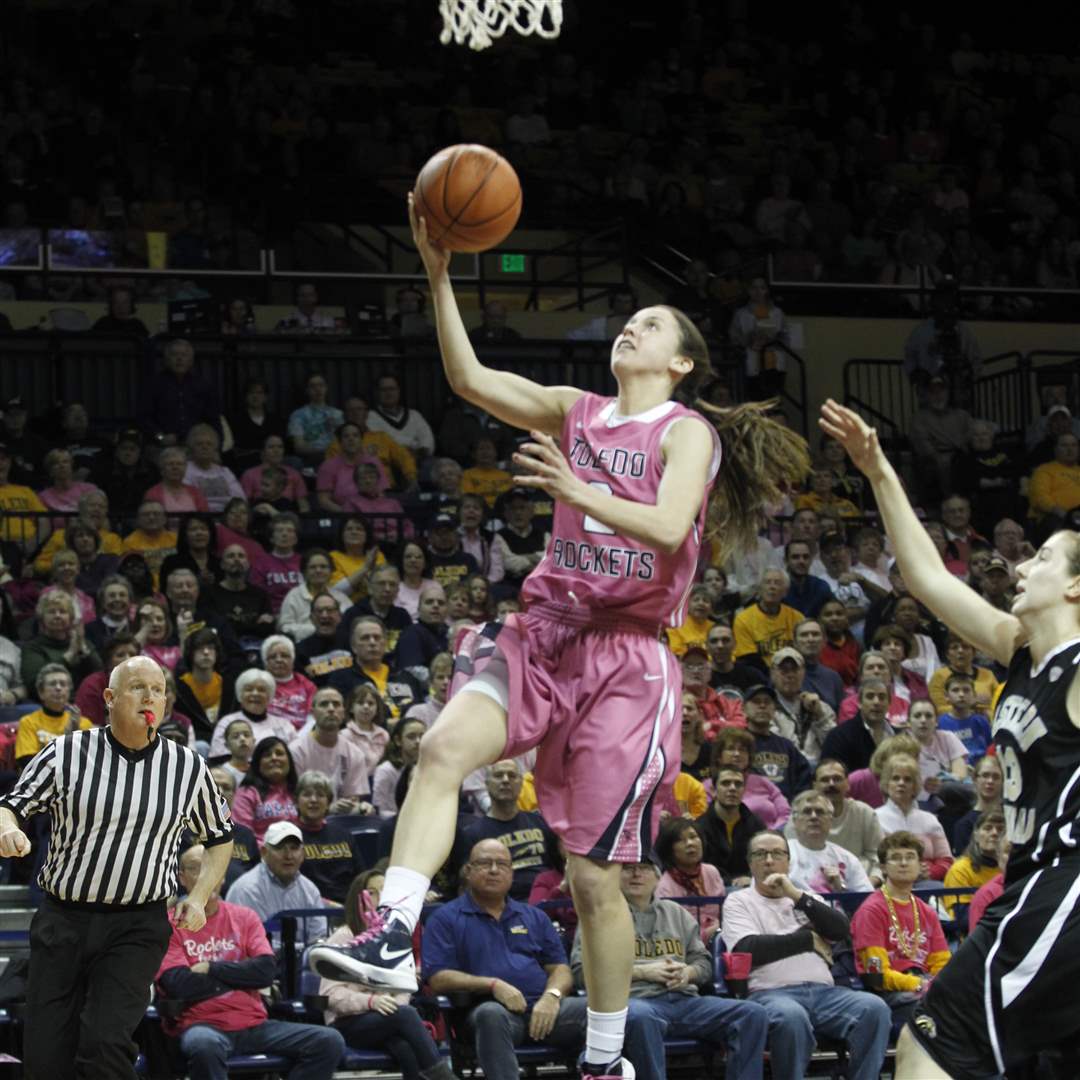 UT-s-Courtney-Ingersoll-goes-up-for-two