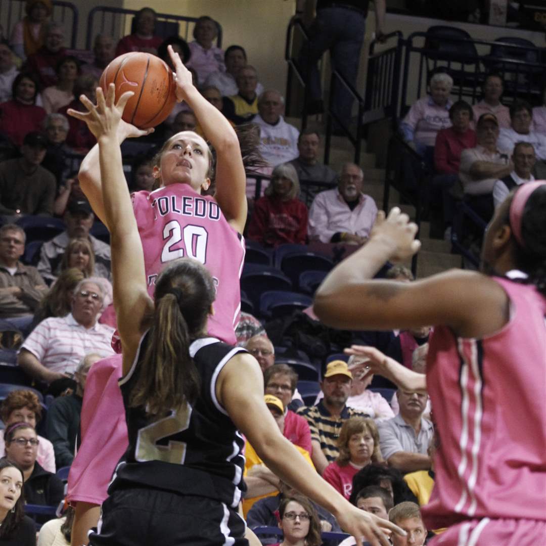 UT-s-Stephanie-Recker-shoots-over-WUM-s-Corie-Buchanan