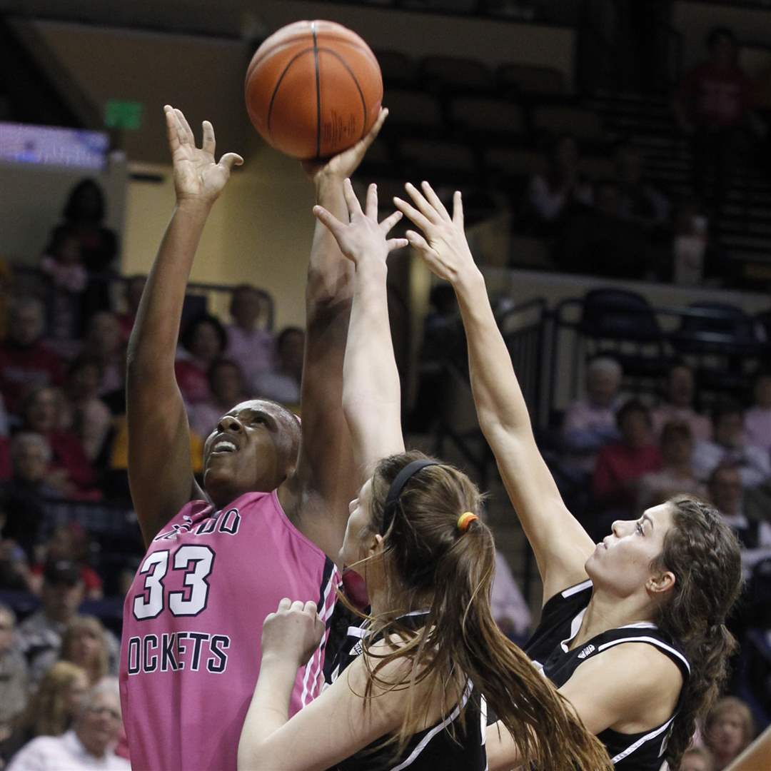 UT-s-Yolanda-Richardson-aims-for-the-basket