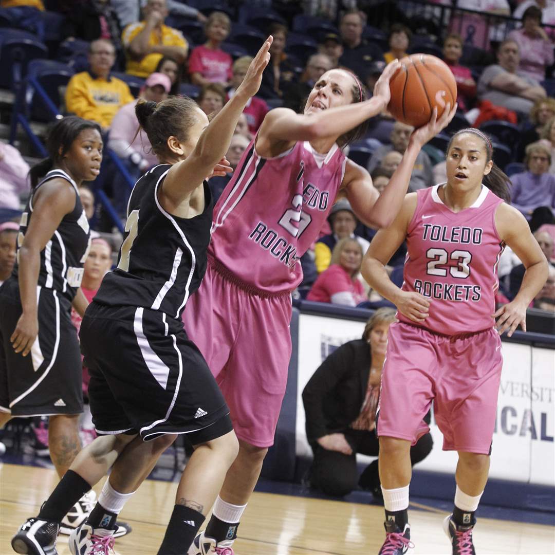 Western-Michigan-s-Corie-Buchanan-guards-UT-s-Stephanie-Recker