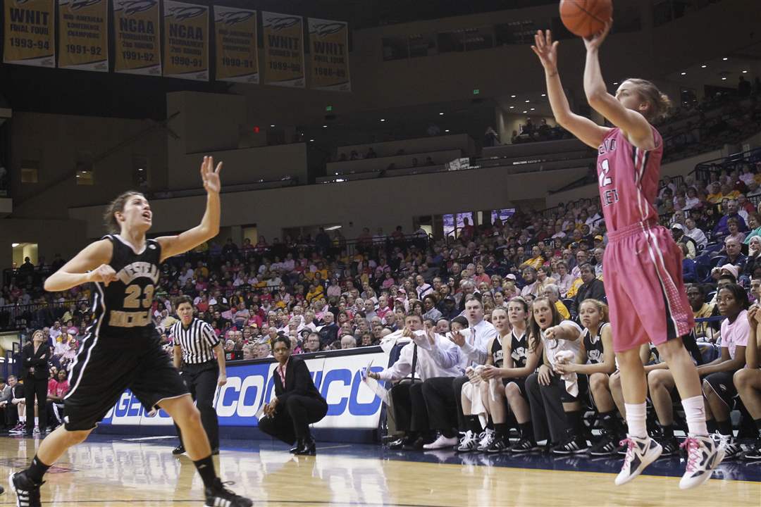 Riley-McCormick-pops-a-3-pointer-before-WMU-s-Maria-Iaquaniello-can-rotate-over