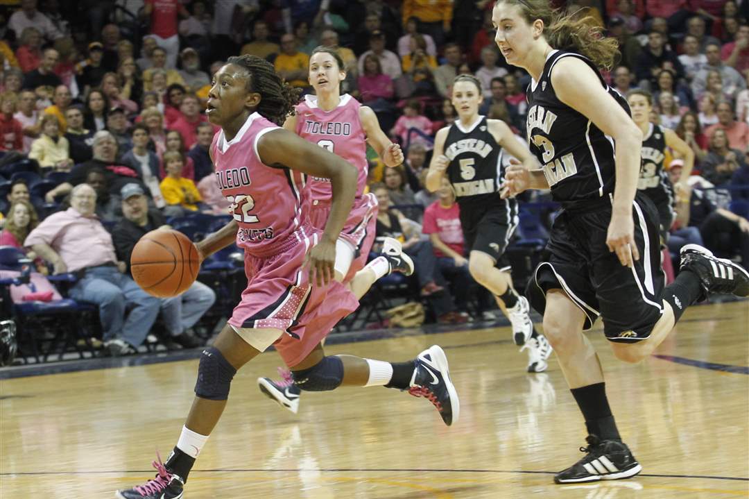 UT-s-Dortch-swipes-a-ball-for-an-easy-two-points