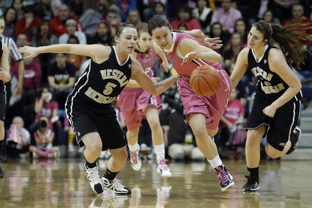 UT-s-Ingersoll-steals-the-ball-from-Western-Michigan