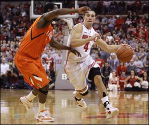Ohio State's Aaron Craft, right, dribbles past Illinois' D.J. Richardson during the second half of an NCAA college basketball game, Tuesday,.