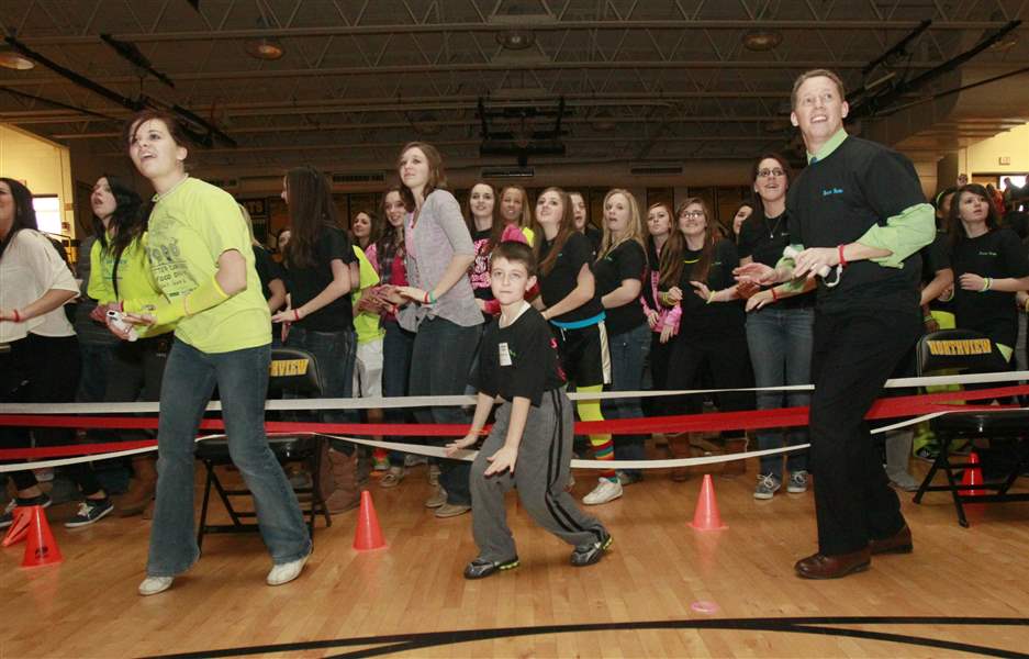 Northview-students-dance-to-aid-teacher-2