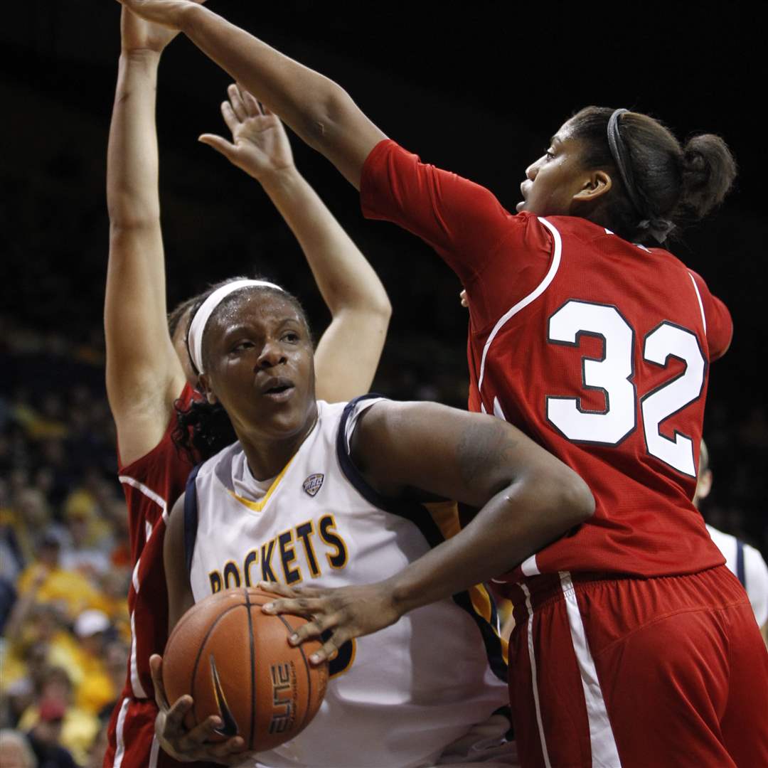 UTs-Lecretia-Smith-fights-around-NIUs-Nateciea-Augusta