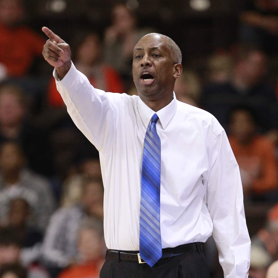 BGSU-coach-Louis-Orr-shots-out-instructions-in-the-first-half