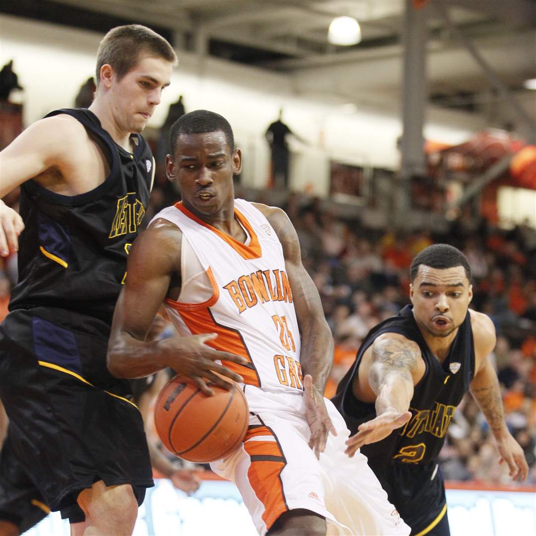 BGSU-s-Craig-Sealey-tries-to-control-the-ball-between-Kent-s-Mark-Henniger-left-and-Michael-Porrini