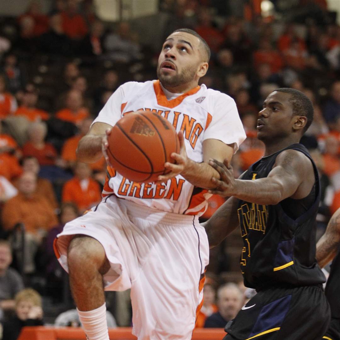 BGSU-s-Jordon-Crawford-drives-past-Kent-State-s-Randal-Holt