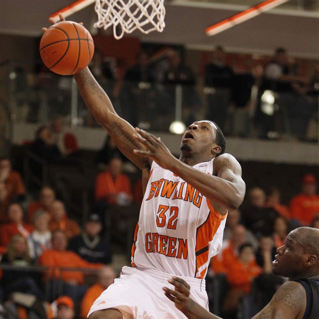 BGSU-s-Torian-Oglesby-lays-the-ball-in-against-Kent-State-s-Justin-Greene