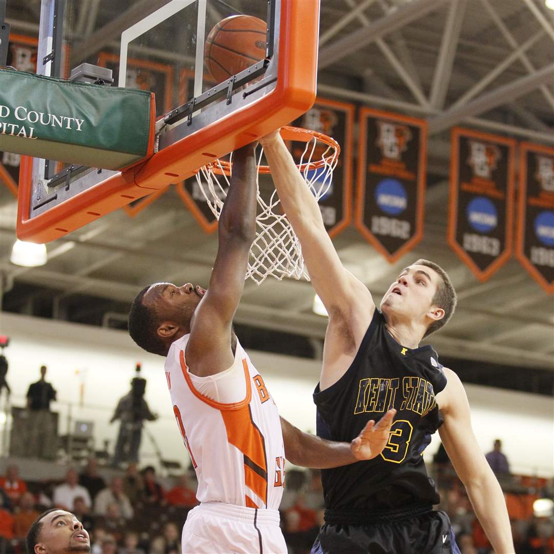 Bowling-Green-s-Dee-Brown-puts-up-a-shot-against-Kent-State-s-Mark-Henniger