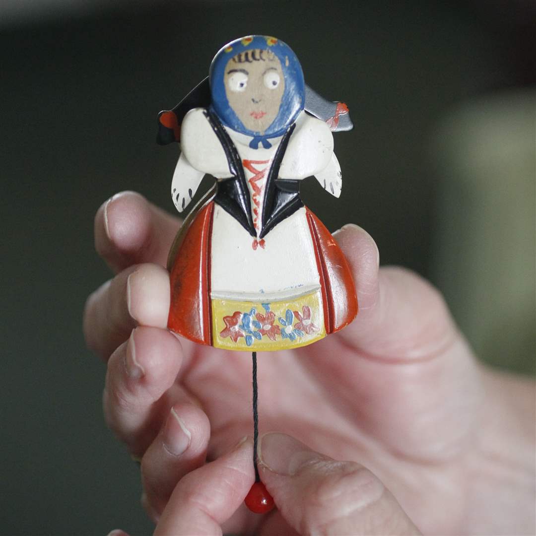 Gingi-Rothman-pins-school