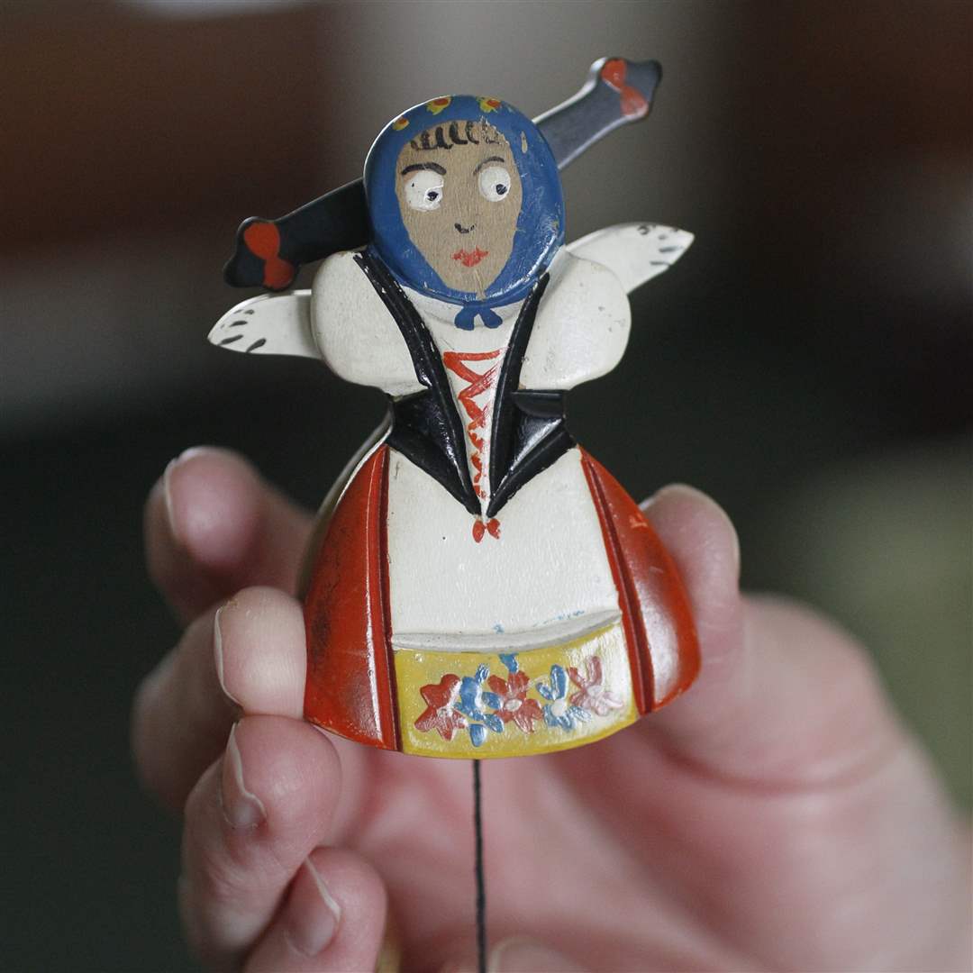 Rothman-pin-girl-pull-string