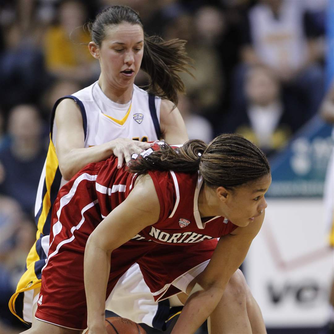 UT-s-Courtney-Ingersoll-plays-tight-defense-on-NIU-s-Alicia-Johnson