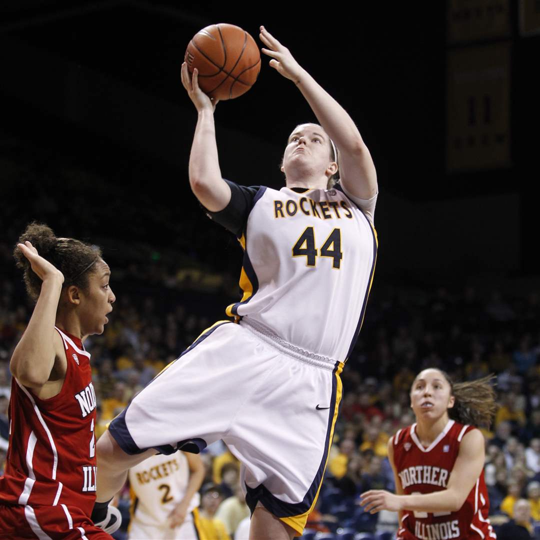 UT-s-Kyle-Baumgartner-sails-past-NIU-s-Kim-Davis-front-left