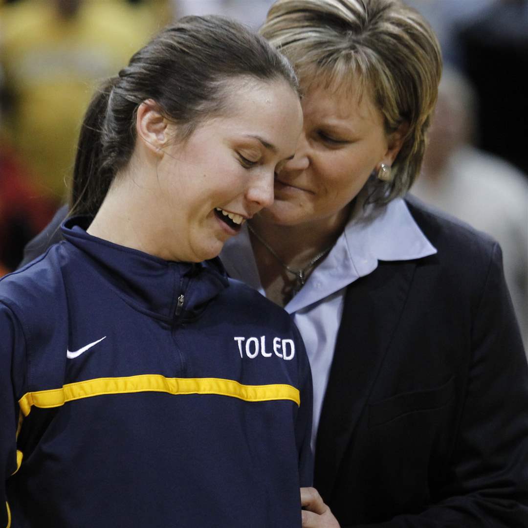 UT-s-head-coach-Tricia-Cullup-speaks-with-Courtney-Ingersoll