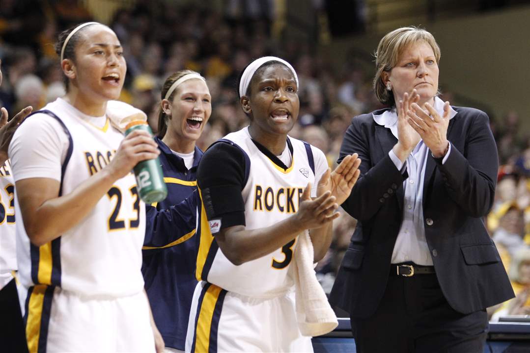 UT-head-coach-Tricia-Cullup-and-players-from-left-Inma-Zanoguera-Lecretia-Smith-applaud