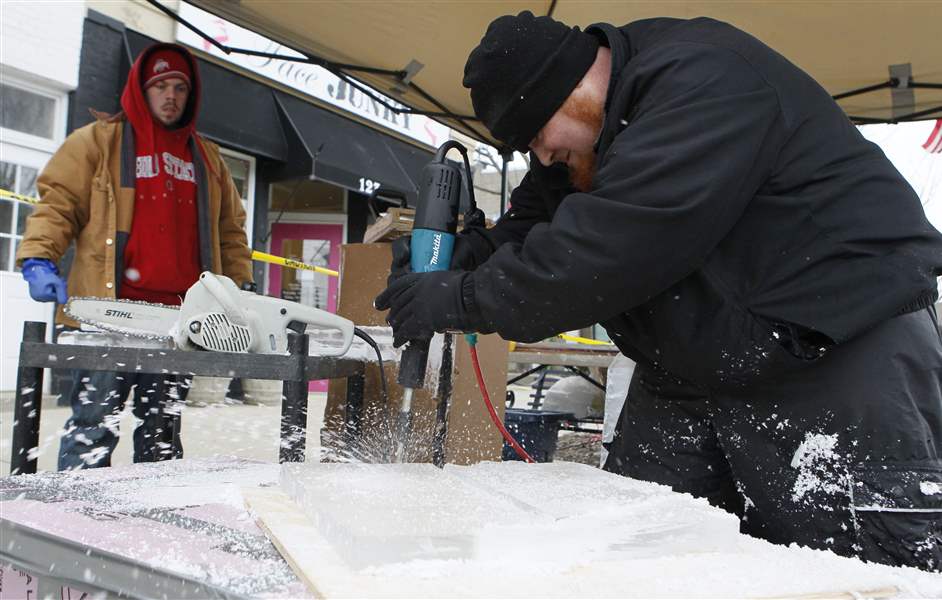 Professional-ice-sculptor-Brian-Edwards-of-Columbus-Ohio