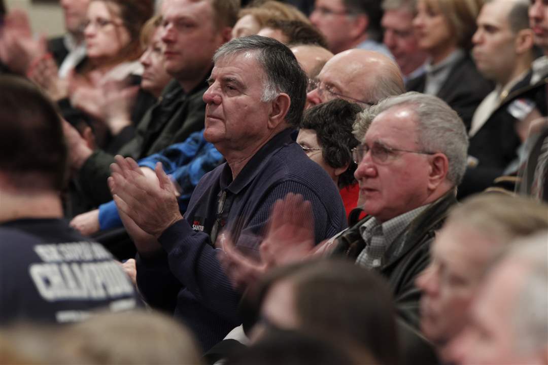 Audience-members-applaud-Republican-presidential-candidate-Rick-Santorum