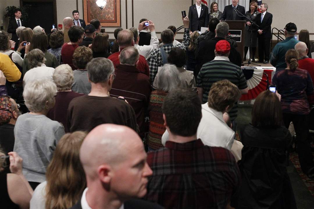 Republican-presidential-candidate-Rick-Santorum-with-son-John-and-wife-Karen