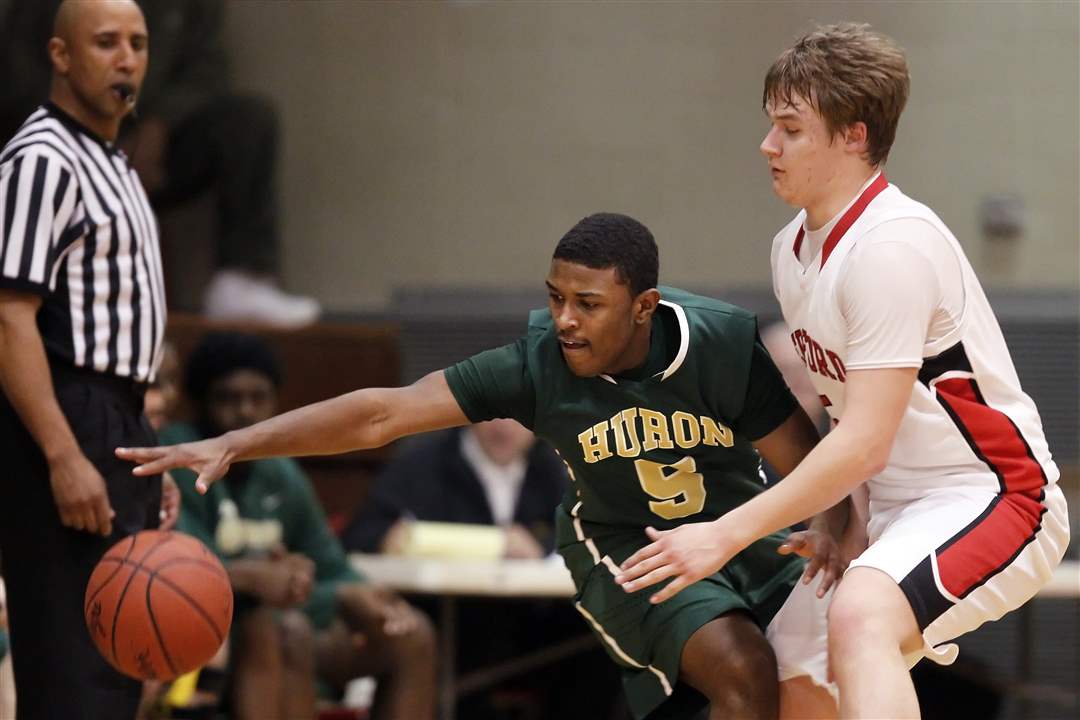 Ann-Arbor-Huron-s-Kameron-Haywood-5-looses-the-ball