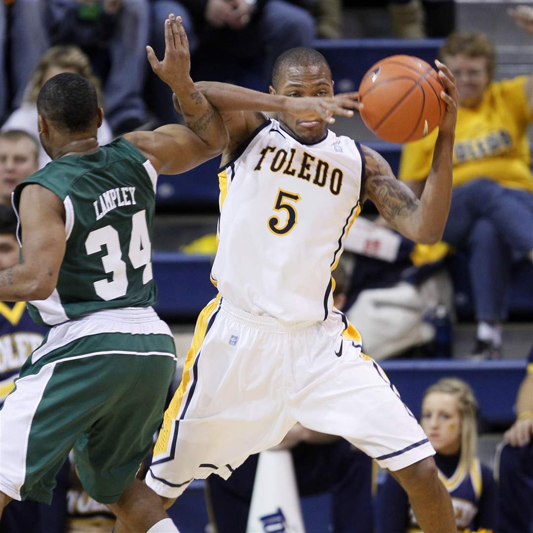 Toled-s-Rian-Pearson-5-battles-for-the-ball-with-Eastern-Michigans-Darrell-Lampley