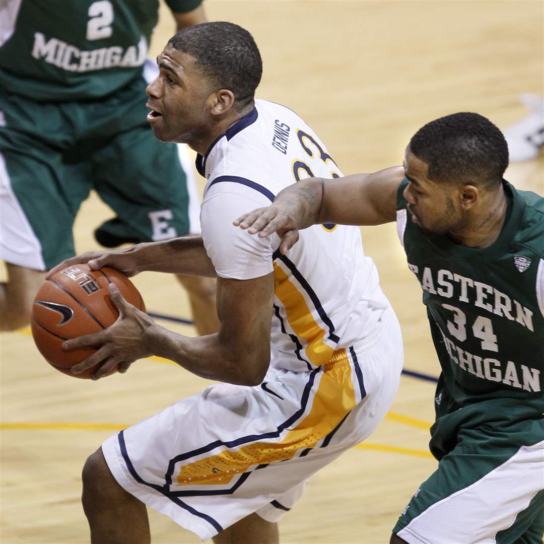 Toledo-s-Curtis-Dennis-33-moves-past-Eastern-Michigan-s-Darrell-Lmapley