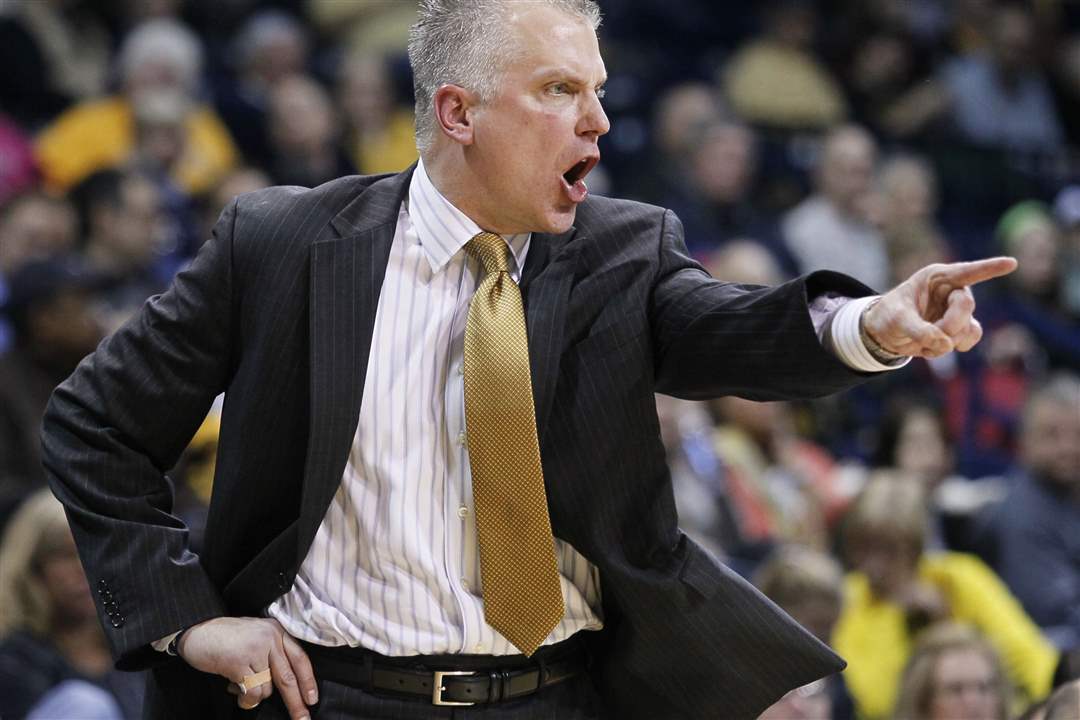 Toledo-coach-Tod-Kowalczyk-disagrees-with-a-call