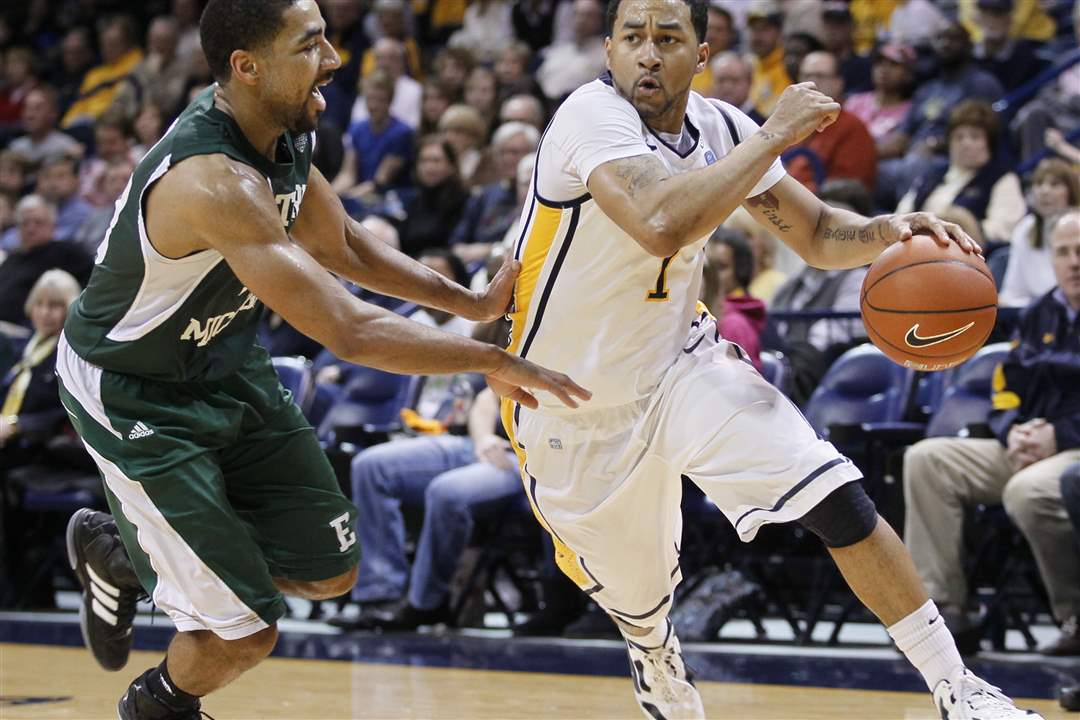 Toledos-Dominique-Buckley-drives-against-Eastern-Michigans-Antonio-Green