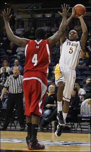 Toledo’s Rian Pearson, who had 21 points, shoots against Miami’s Julian Mavunga at Savage Arena. The Rockets (17-15) advanced to the MAC tournament quarterfinals.