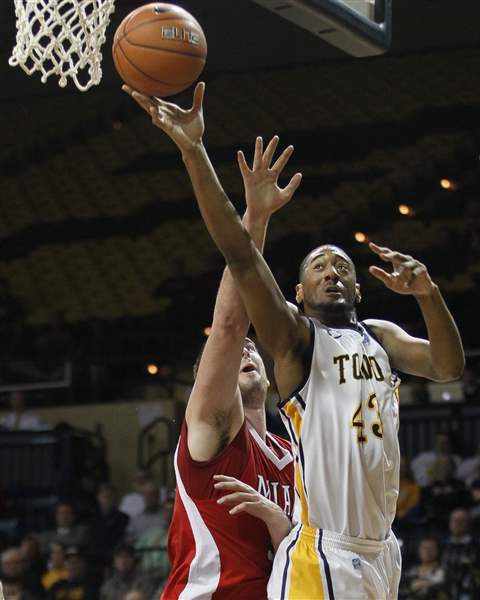 Toledo-forward-Matt-Smith-shoots-over-Miami-Drew-McGhee