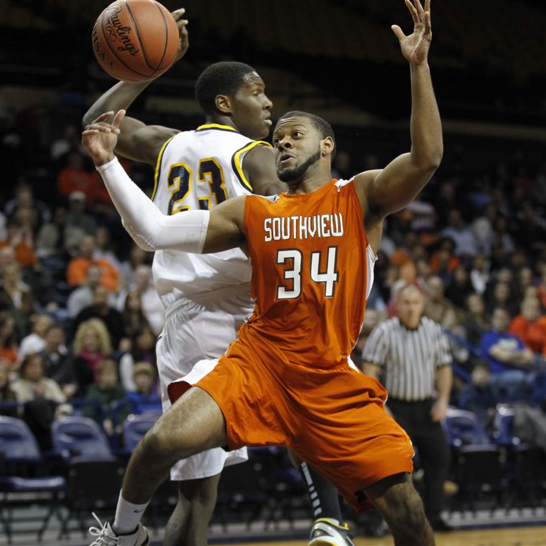 Whitmer-High-School-player-Nigel-Hayes-23-and-Sylvania-Southview-player-Allen-Gant-34