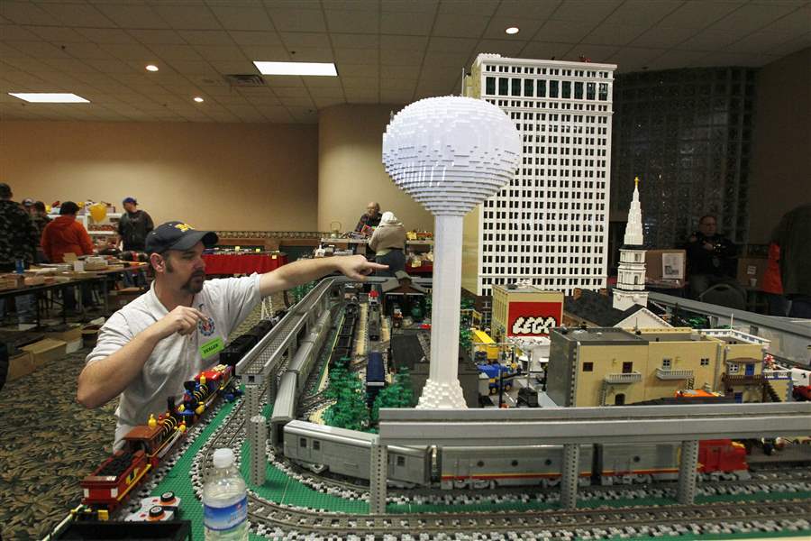 Chris-Leach-train-set-people-mover