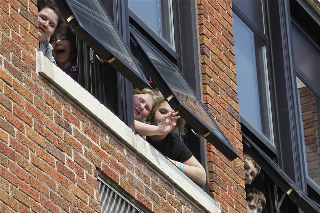 biden-students-watch-from-window
